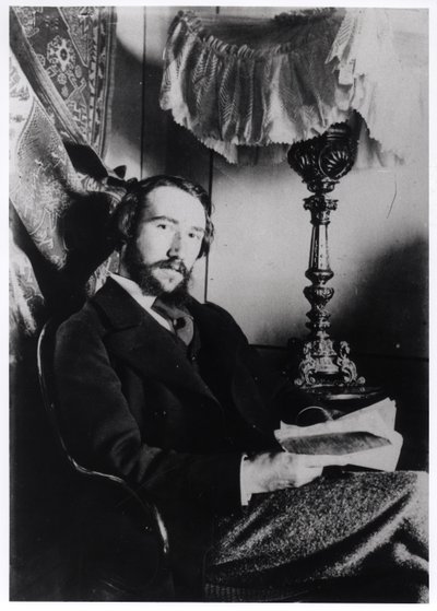 Porträt von Andre Gide (1869-1951) in seiner Wohnung in Paris, 1894 von French Photographer